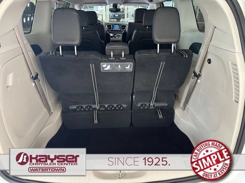 Used 2020 Chrysler Pacifica Touring-L FWD image 40
