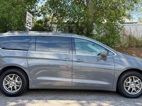 Used 2021 Chrysler Pacifica Touring FWD image 4