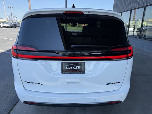 Used 2023 Chrysler Pacifica Limited w/ S Appearance Package image 5