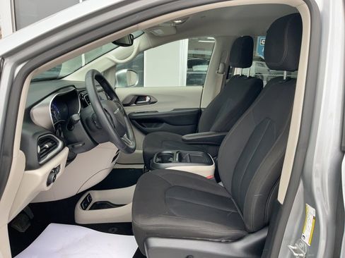 Used 2020 Chrysler Pacifica Touring image 8