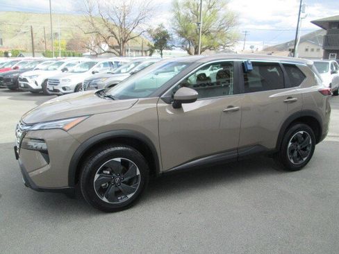 Used 2025 Nissan Rogue SV image 3