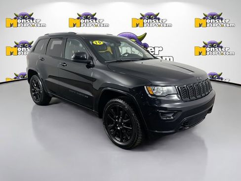 Used 2019 Jeep Grand Cherokee Altitude image 3