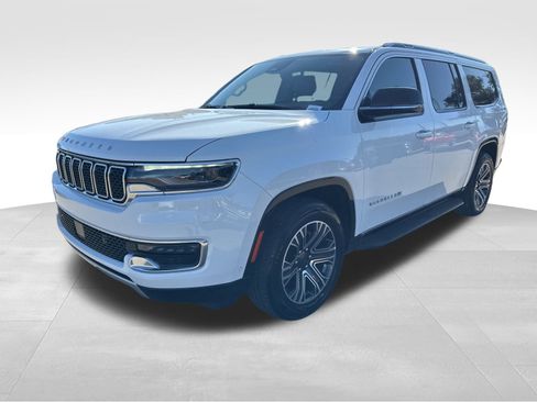 Used 2024 Jeep Wagoneer L Series II w/ Flexible Seating Group image 11