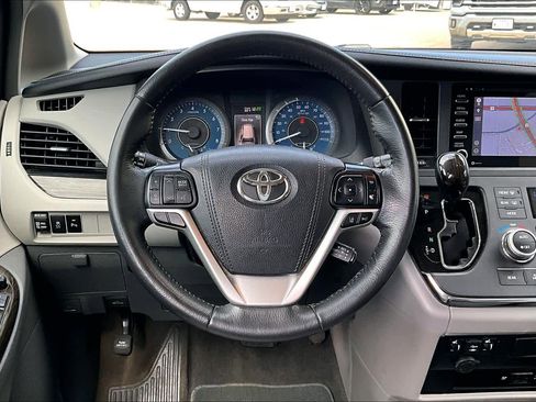 Used 2018 Toyota Sienna XLE Premium image 5