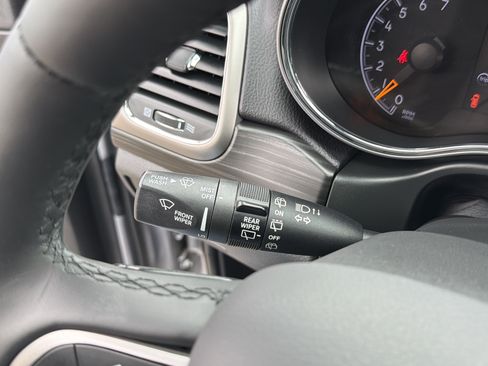 Used 2021 Jeep Grand Cherokee Laredo w/ Security & Convenience Group AWD/4WD image 19