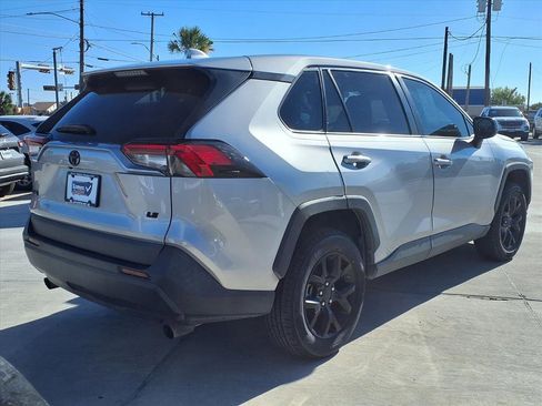 Used 2022 Toyota RAV4 LE image 7