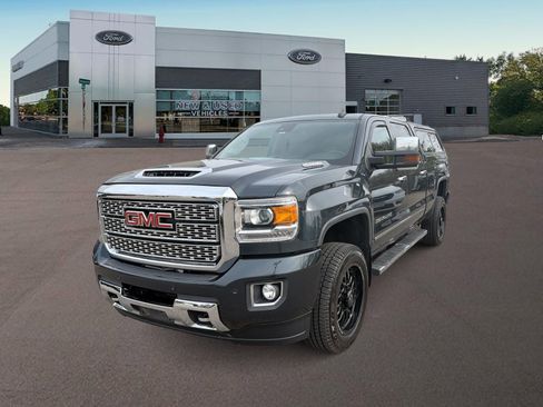 Used 2018 GMC Sierra 2500 Denali w/ Duramax Plus Package AWD/4WD image 4