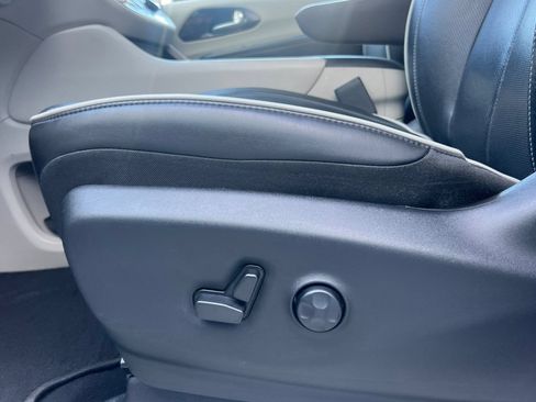 Used 2023 Chrysler Pacifica Limited FWD image 15