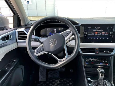 Used 2025 Volkswagen Taos SE w/ Panoramic Sunroof Package image 17