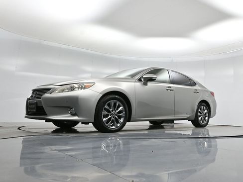 Used 2015 Lexus ES 300h w/ Navigation System Package image 44