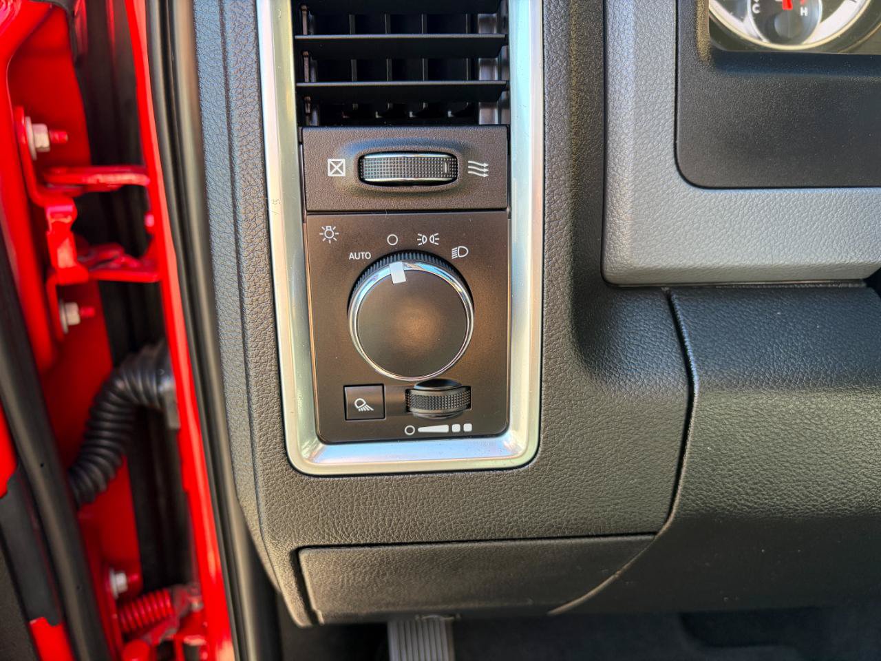 Used 2019 RAM 1500 Classic SLT AWD/4WD image 10