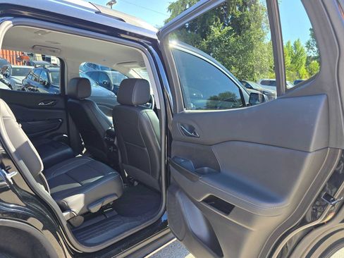 Used 2022 GMC Acadia SLT w/ Technology Package AWD/4WD image 12