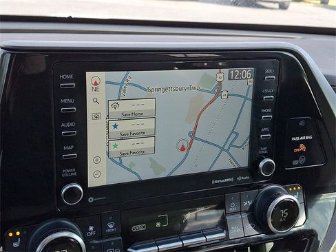 Used 2022 Toyota Highlander XLE image 3