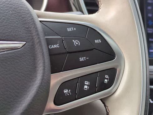Used 2020 Chrysler Pacifica Limited w/ Advanced Safetytec Group FWD image 27