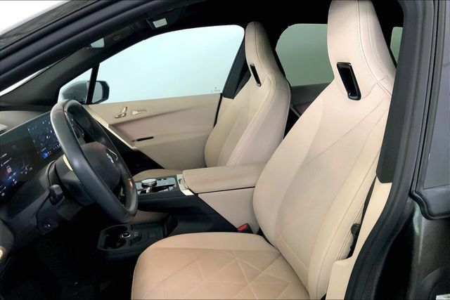 Used 2024 BMW iX xDrive50 w/ Premium Package AWD/4WD image 11