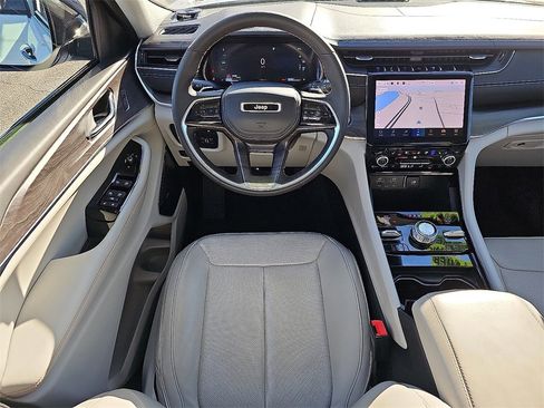 Used 2022 Jeep Grand Cherokee Overland image 12