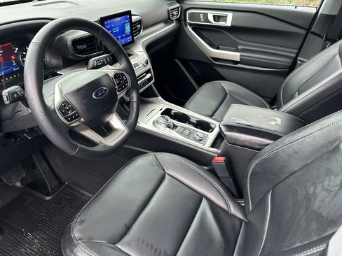 Used 2023 Ford Explorer XLT w/ Equipment Group 202A image 9