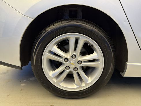 Used 2018 Chevrolet Cruze LT w/ Convenience Package image 9