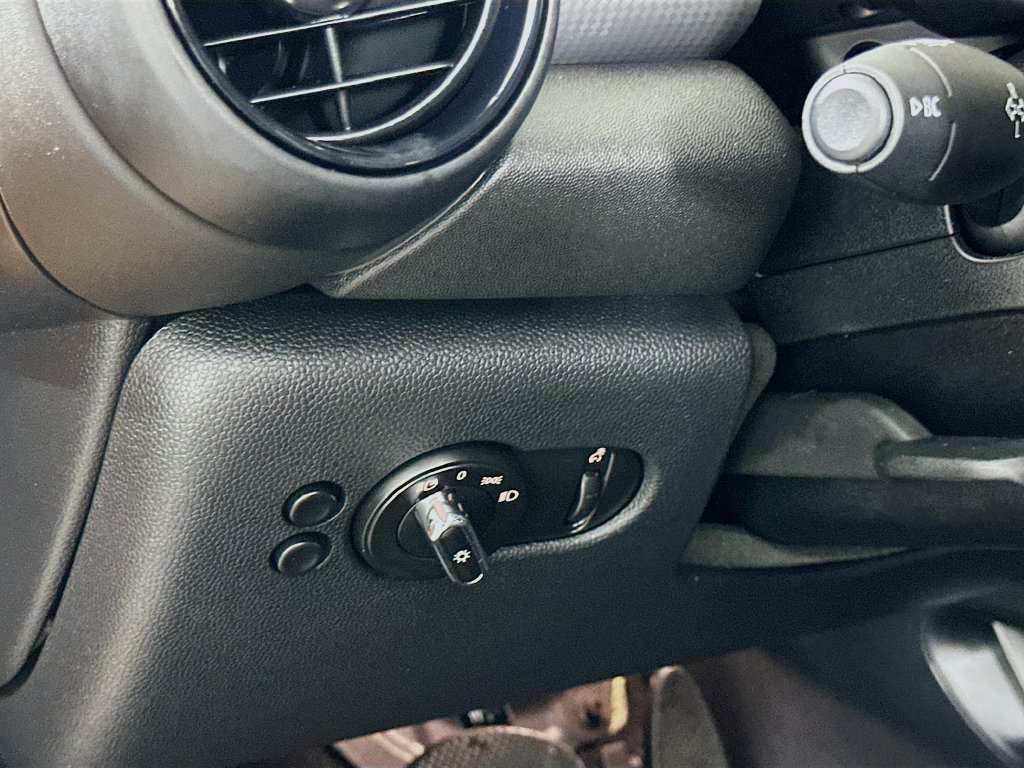 Used 2018 MINI Cooper 4-Door Hardtop FWD image 10