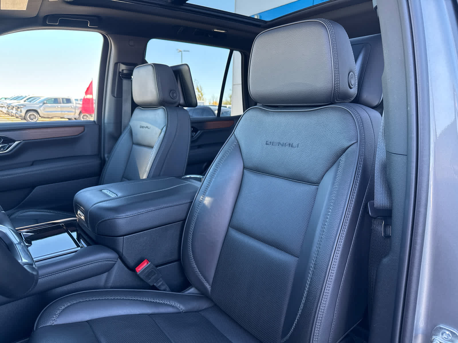 Used 2025 GMC Yukon Denali w/ Denali Reserve Package AWD/4WD image 13