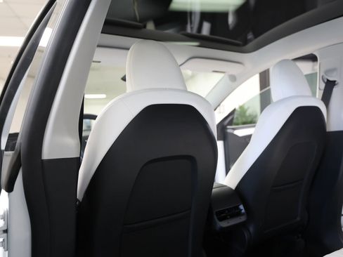Used 2024 Tesla Model Y Long Range AWD/4WD image 44