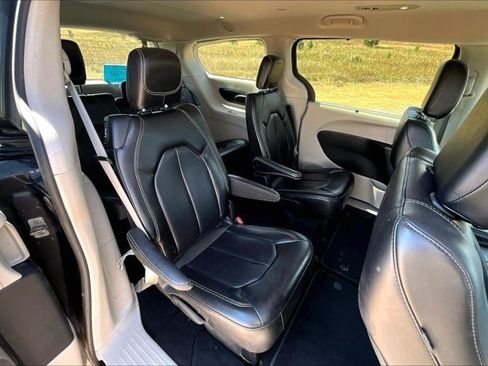 Used 2023 Chrysler Pacifica Touring-L FWD image 23
