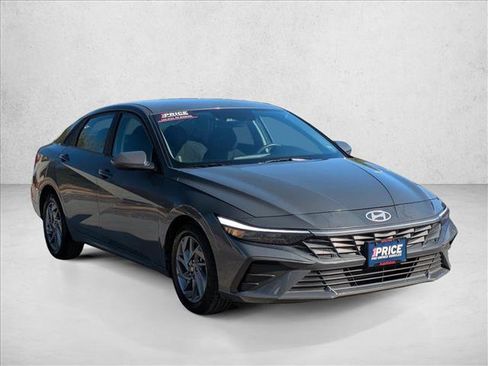 Used 2024 Hyundai Elantra SEL image 3