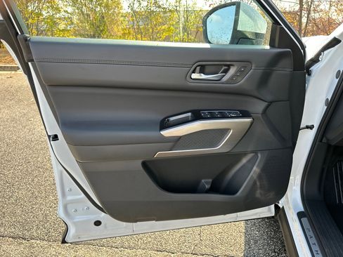 New 2025 Nissan Pathfinder Platinum image 10