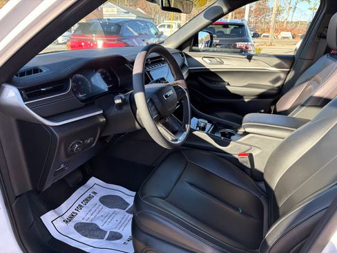 Used 2025 Jeep Grand Cherokee Limited w/ Black Appearance Package image 8