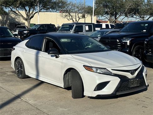 Used 2019 Toyota Camry XSE image 3