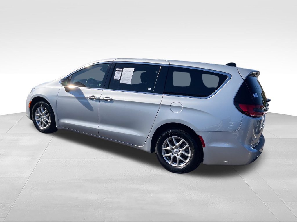 Used 2026 Chrysler Pacifica Select FWD image 3