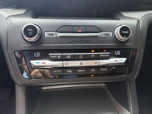 Used 2020 Ford Explorer XLT w/ Comfort Package RWD image 14