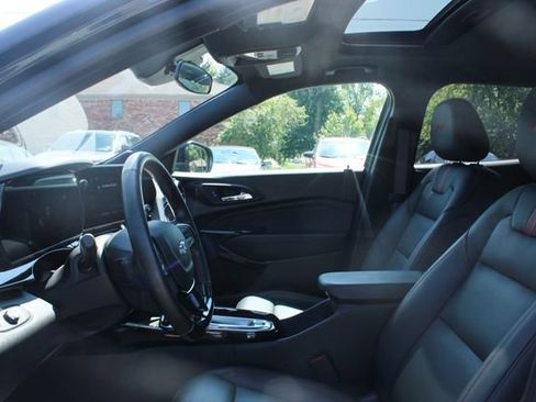 Used 2024 Chevrolet Trax RS w/ Sunroof Package FWD image 12