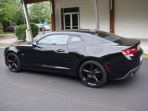 Used 2017 Chevrolet Camaro LT RWD image 8