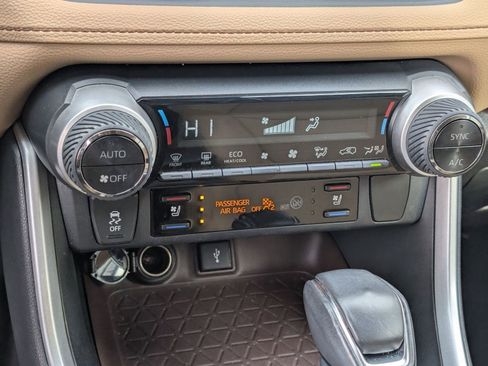 Used 2020 Toyota RAV4 Limited image 26