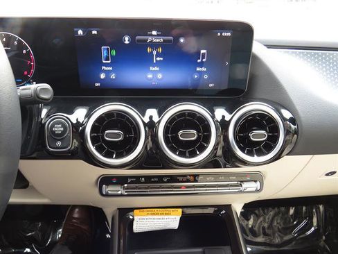 Used 2025 Mercedes-Benz GLA 250 4MATIC image 14