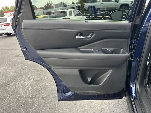 Used 2025 Nissan Pathfinder Platinum image 22