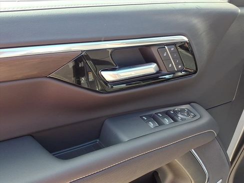 New 2026 Chevrolet Suburban Premier image 12