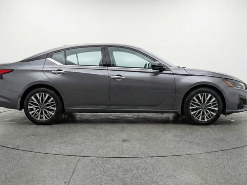 Used 2025 Nissan Altima 2.5 SV image 11