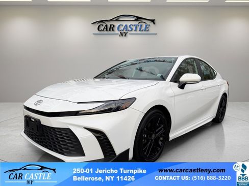 Used 2025 Toyota Camry SE image 1