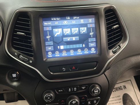 Used 2020 Jeep Cherokee Trailhawk w/ Comfort/Convenience Group AWD/4WD image 21