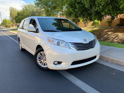 Used 2015 Toyota Sienna XLE Premium FWD image 2