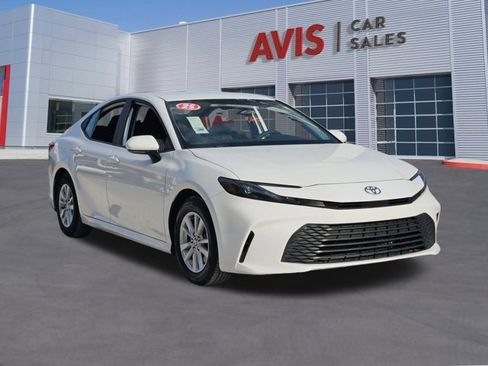 Used 2025 Toyota Camry LE image 3