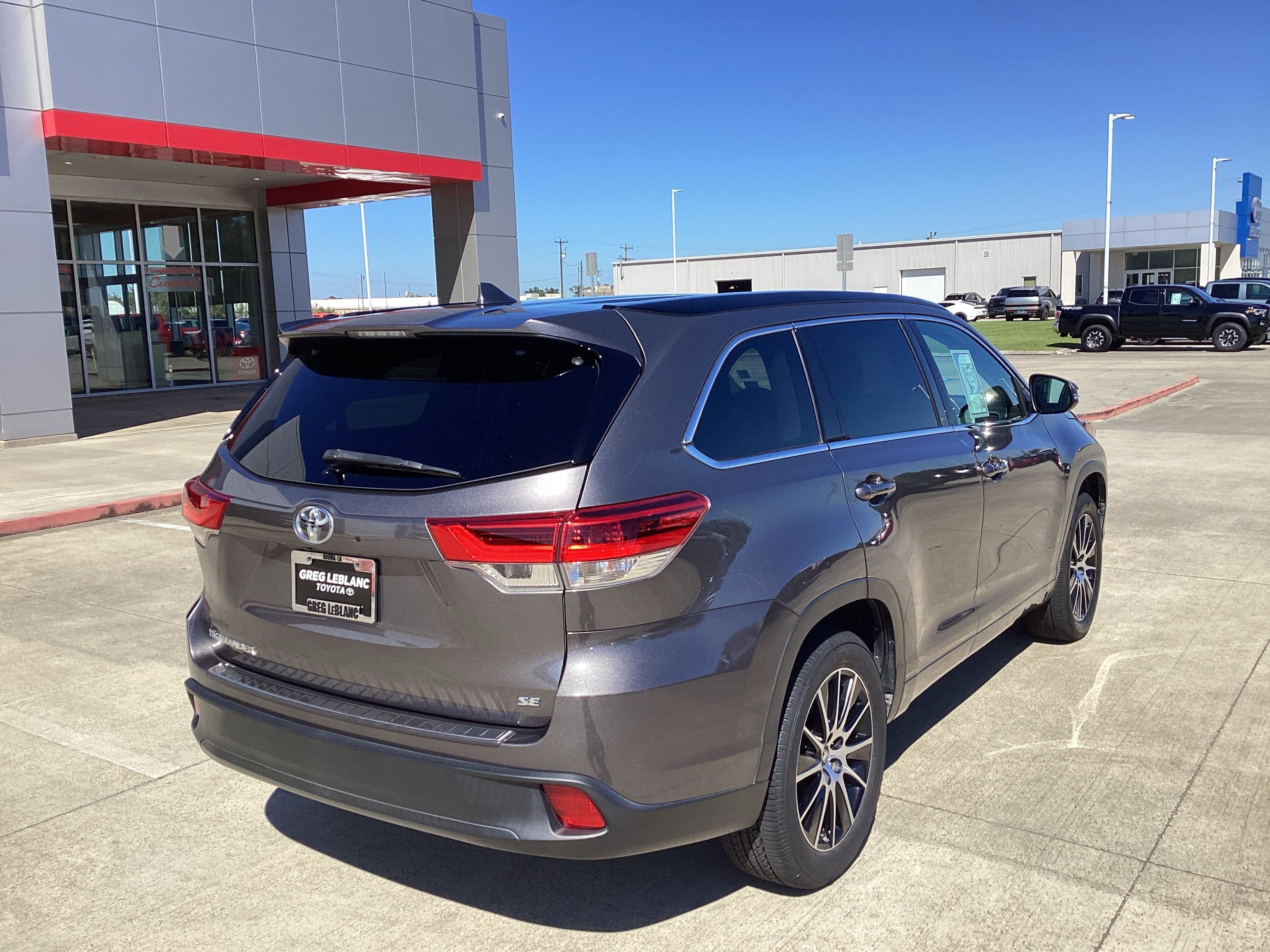Used 2017 Toyota Highlander SE FWD image 5