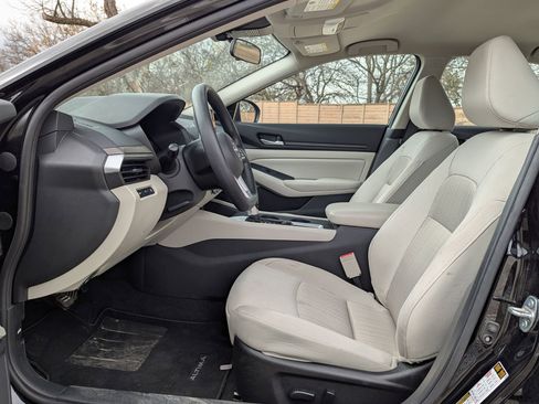 Used 2025 Nissan Altima 2.5 SV image 10