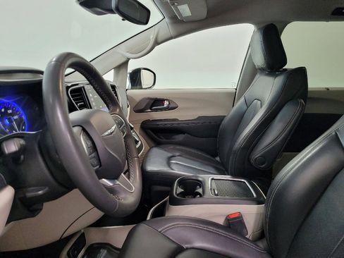 Used 2023 Chrysler Pacifica Touring-L FWD image 17