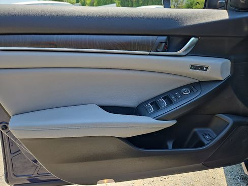 Used 2018 Honda Accord Touring image 13