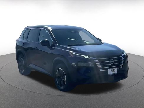 Used 2025 Nissan Rogue SV image 2