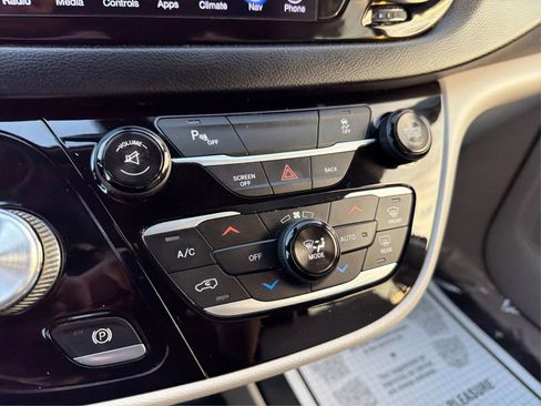 Used 2017 Chrysler Pacifica Touring-L w/ Tire & Wheel Group image 29