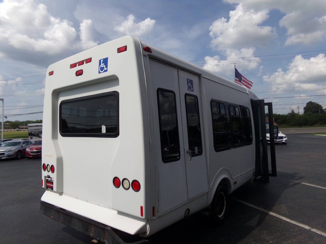 Used 2011 Ford E-350 and Econoline 350 Super Duty w/ Shuttle Bus Prep Pkg RWD image 4